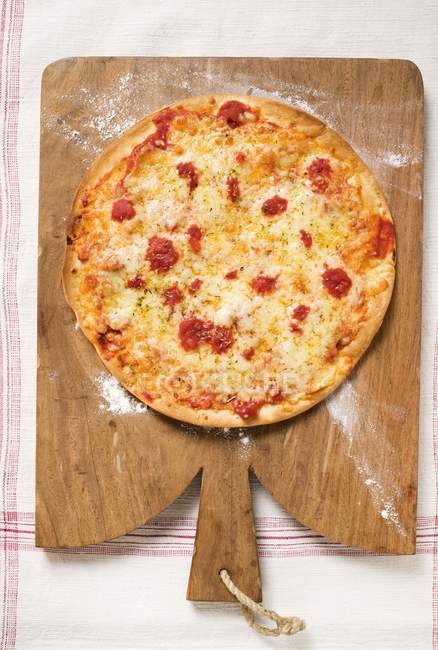 Pizza entera Margherita - foto de stock