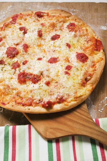 Pizza Margherita sobre mesa de madeira — Fotografia de Stock