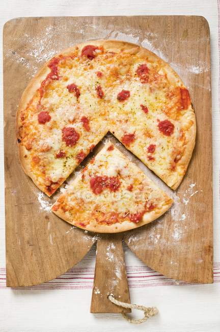 Pizza sur planche de bois — Photo de stock
