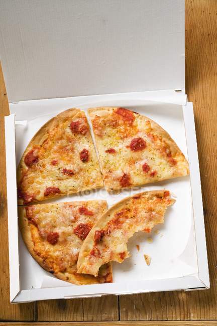 Pizza Margherita in Scheiben geschnitten — Stockfoto