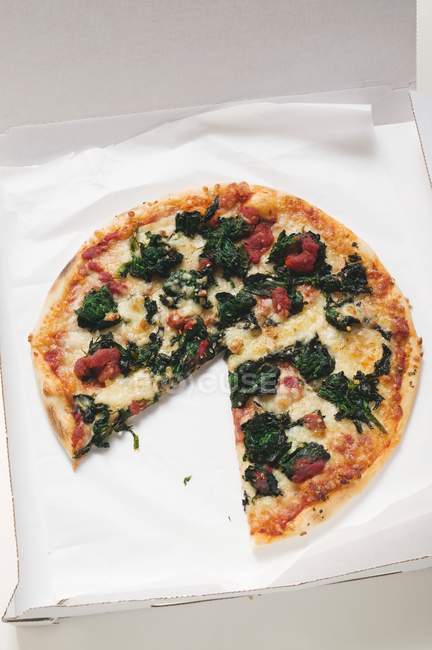 Pizza au fromage tranché en boîte — Photo de stock