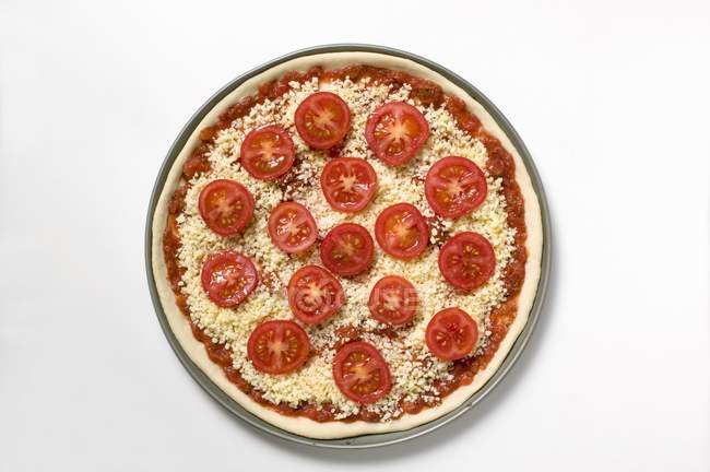 Піца не запечена над білим — стокове фото
