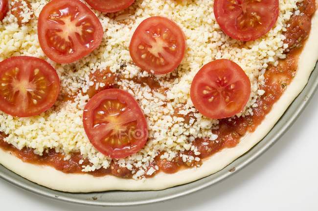 Käse und rohe Pizza — Stockfoto