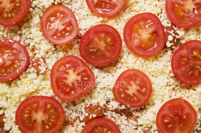 Uncooked tomato pizza — Stock Photo