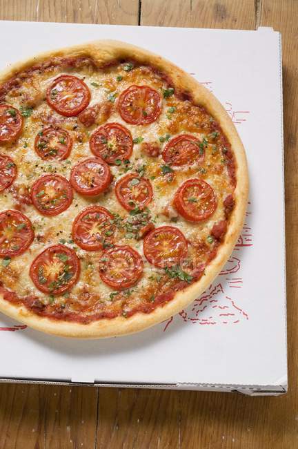 Pizza con origano sulla scatola — Foto stock