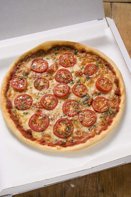 Pizza au fromage et tomate — Photo de stock