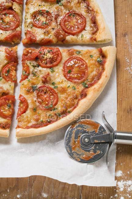 Pizza com orégano sobre papel — Fotografia de Stock
