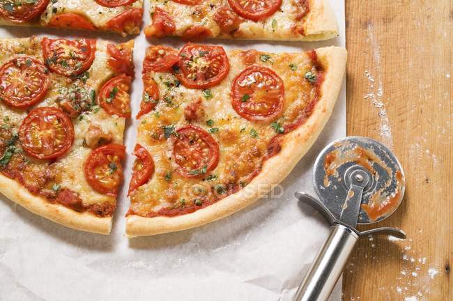 Pizza con origano su carta — Foto stock