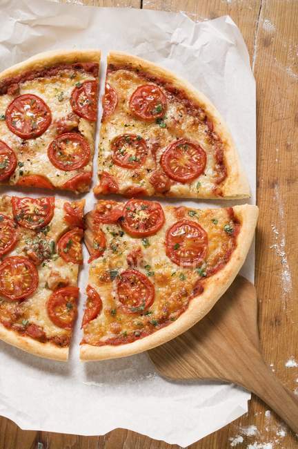 Pizza de tomate en cuartos - foto de stock
