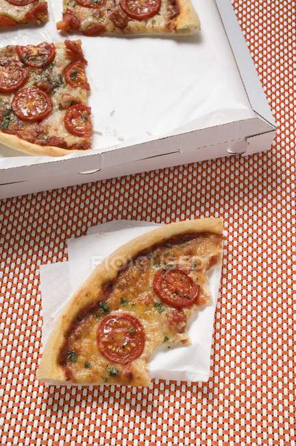Tomatenpizza in der Pizzakiste — Stockfoto