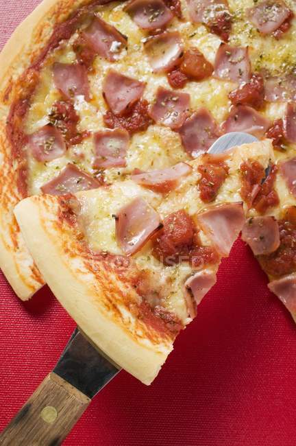 Pizza sur fond rouge — Photo de stock