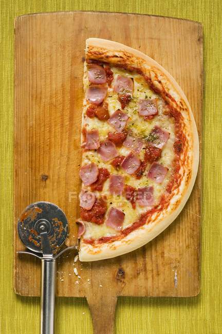 Pizza de queso y tomate - foto de stock
