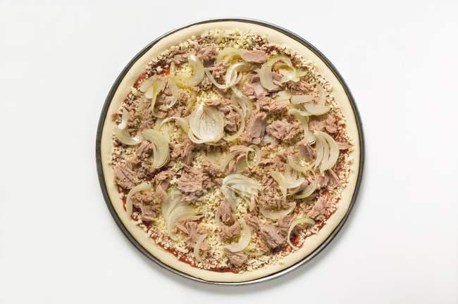 Ungebackene Thunfisch-Pizza — Stockfoto