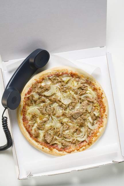 Pizza con teléfono inalámbrico - foto de stock