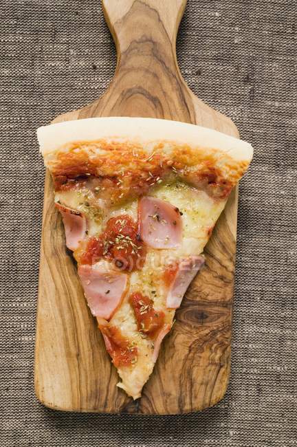 Піца на дерев'яному сервері — стокове фото
