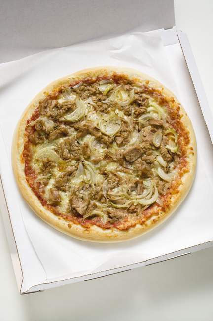 Boîte à pizza sur blanc — Photo de stock