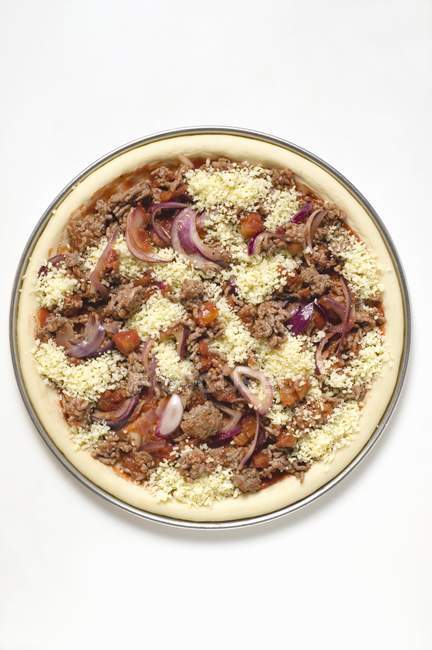 Hackfleisch und rohe Zwiebelpizza — Stockfoto
