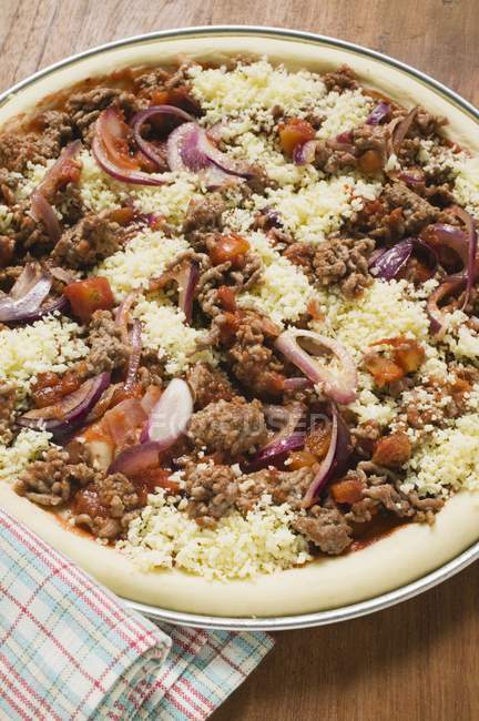 Unbaked mince and pizza — Stock Photo