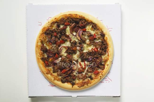 Pizza mit Käse auf Schachtel — Stockfoto