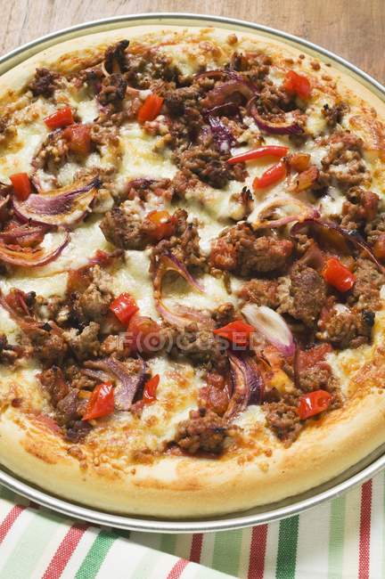 Mince and onion pizza — Stock Photo