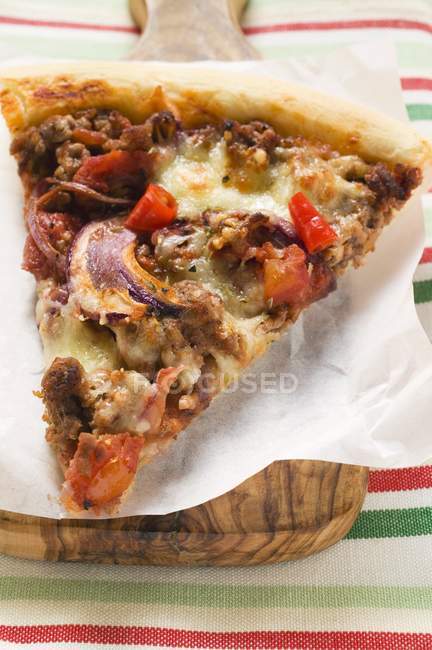 Шматочок цибулевої піци — стокове фото