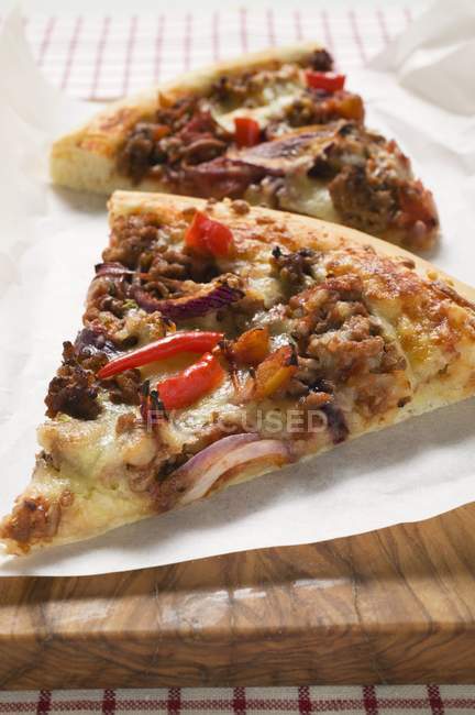 Dos rebanadas de pizza de cebolla - foto de stock