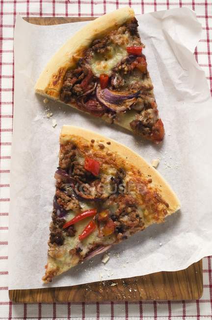 Due fette di pizza alla cipolla — Foto stock