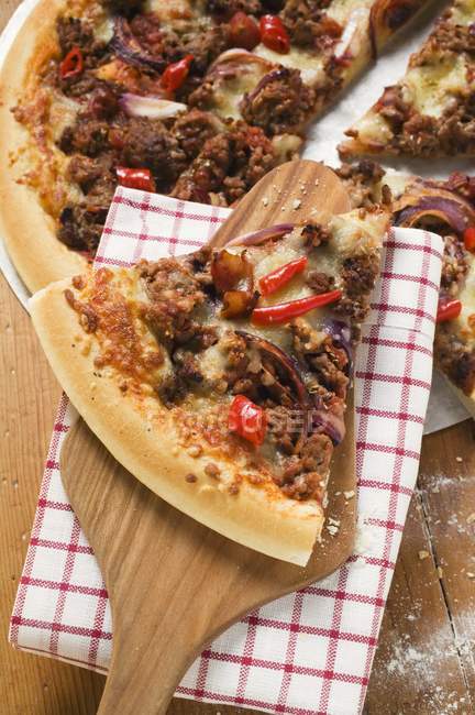 Mince and onion pizza — Stock Photo