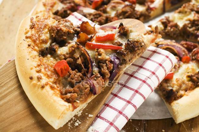 Піца з цибулею і м'ясом — стокове фото