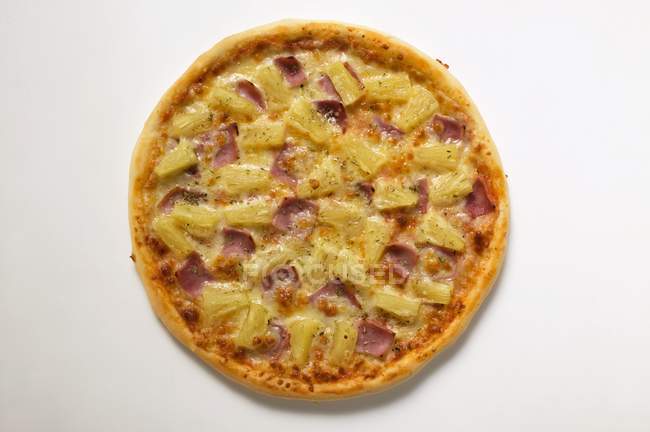 Pizza hawaiana con jamón - foto de stock