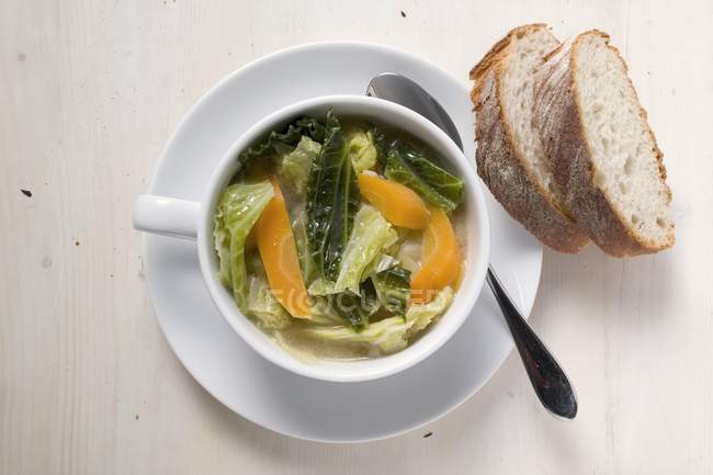 Savoy і морква тушкована в чашки супу — стокове фото