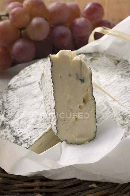Синій сир з виноградом — стокове фото