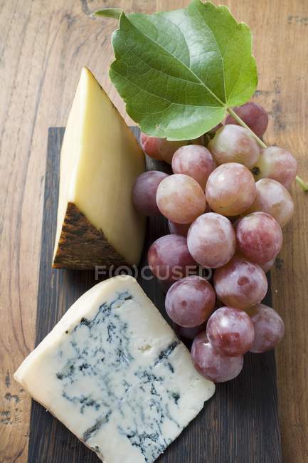 Appenzeller and blue cheese with grapes — Stock Photo