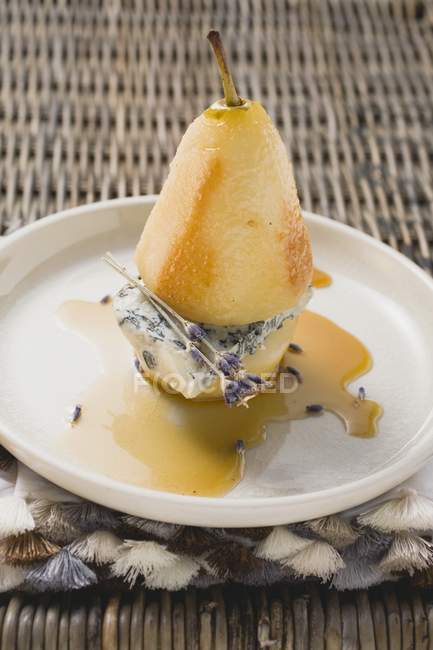 Pêra escalfada com queijo azul — Fotografia de Stock