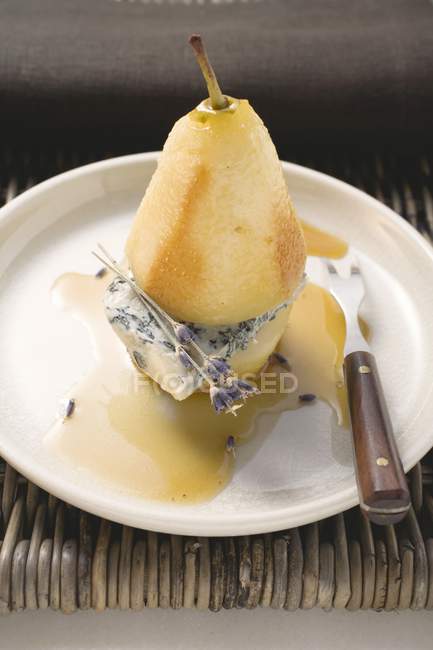 Pêra escalfada com queijo azul — Fotografia de Stock