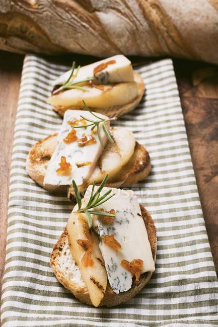 Gorgonzola with pear and praline — Stock Photo