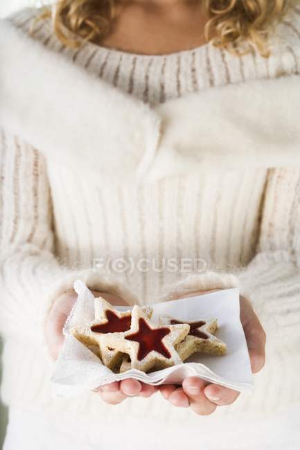 Руки держат печенье — стоковое фото