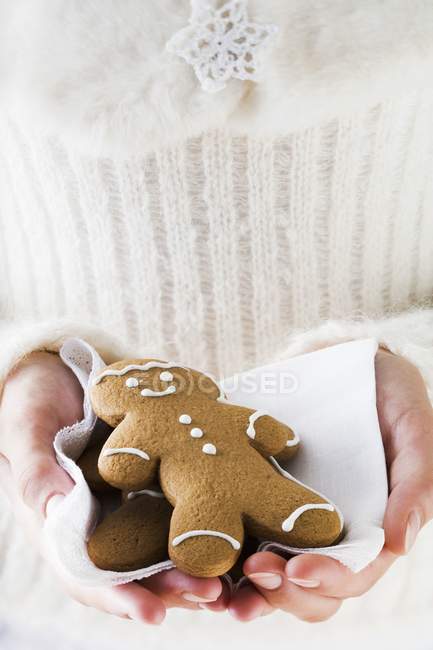 Hands holding gingerbread — Stock Photo