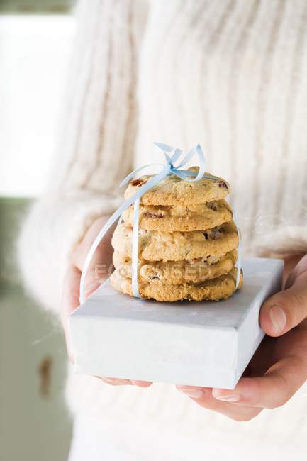 Жіноче рука тримає журавлинне печиво — стокове фото