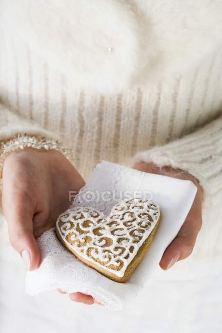 Mãos segurando pão de gengibre — Fotografia de Stock