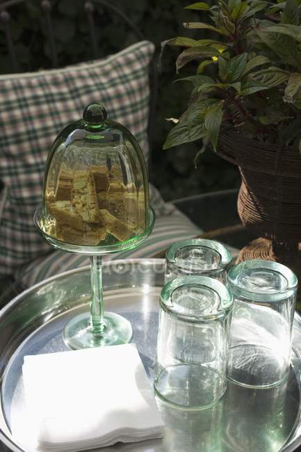 Vista close-up de Cantuccini e copos vazios em uma bandeja — Fotografia de Stock