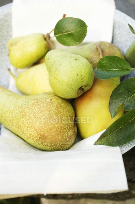 Peras frescas con hojas - foto de stock