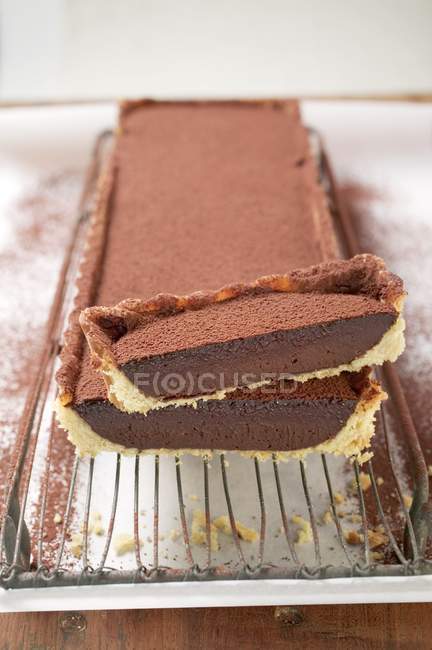Частично нарезанный прямоугольный шоколадный пирог — стоковое фото