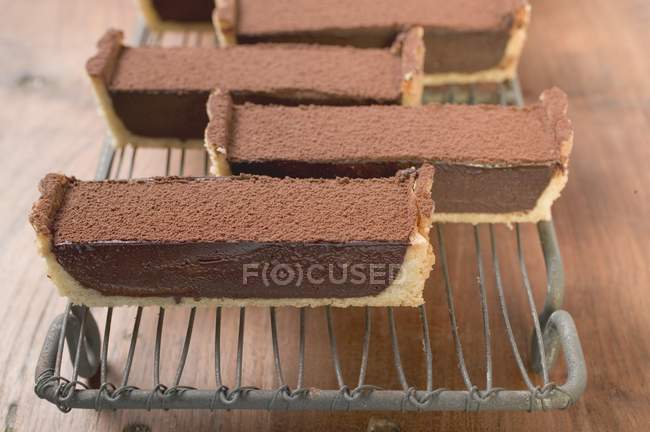 Tarte rectangulaire au chocolat tranchée — Photo de stock