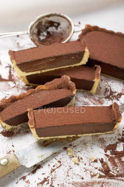 Torta de chocolate retangular fatiada — Fotografia de Stock