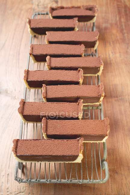 Tarte rectangulaire au chocolat tranchée — Photo de stock