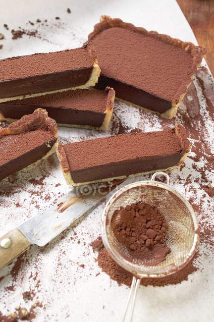 Torta de chocolate retangular fatiada — Fotografia de Stock