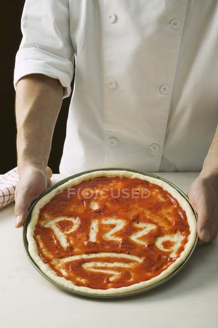 Base pizza avec sauce — Photo de stock