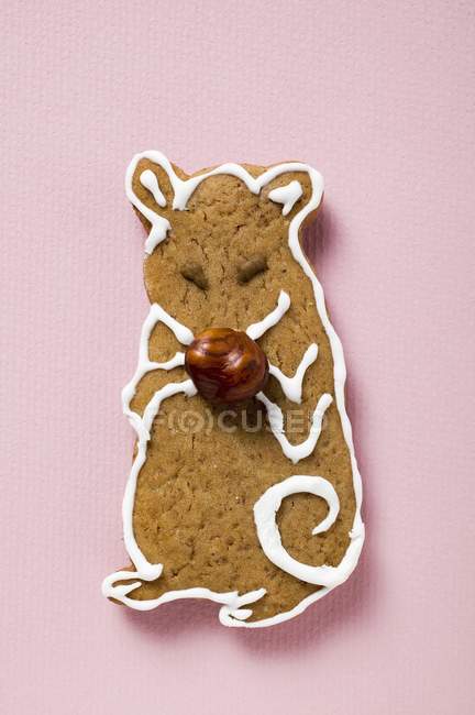 Gingerbread mouse with hazelnut — Stock Photo
