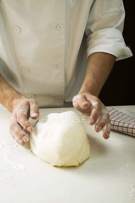 Chef pétrissant la pâte à pizza — Photo de stock